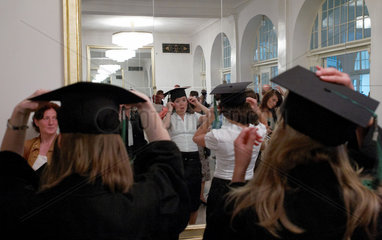 Posen  Polen  Studentinnen der Adam-Mickiewicz-Universitaet nach der Abschlussfeier