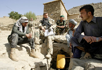 Feyzabd  Afghanistan  Bundeswehr-ISAF Soldaten mit Einheimischen