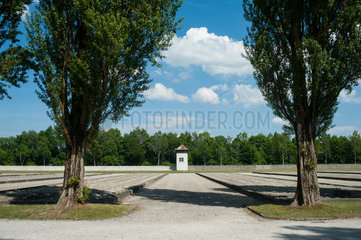 Dachau  Deutschland  Wachturm und Sicherungsanlagen in der KZ-Gedenkstaette Dachau