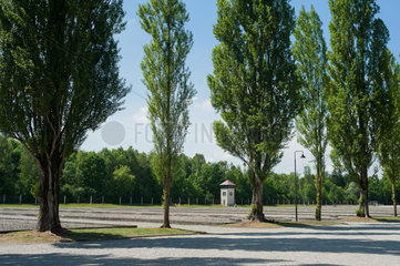 Dachau  Deutschland  Lagerstrasse und Sicherungsanlagen in der KZ-Gedenkstaette Dachau