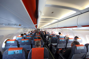 Paris  Frankreich  Passagiere in einer Flugzeugkabine