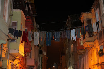 Istanbul  Tuerkei  Waescheleine ueber einer Strasse im Stadtteil Kumkapi