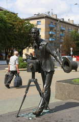 Minsk  Weissrussland  die Bronzeskulptur eines Portraitfotografen