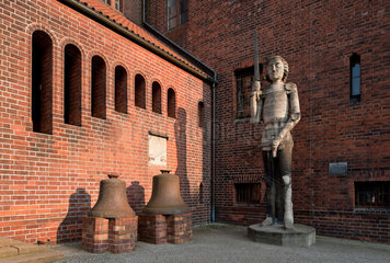 Berlin  Deutschland  die Rolandstatue (Kopie) aus Brandenburg neben dem Maerkischen Museum Berlin