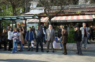 Istanbul  Tuerkei  wartende Passanten an der Bushaltestelle beim Grossen Basar