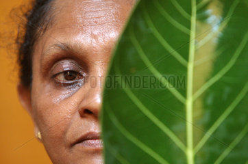 Wadduwa  Sri Lanka  Portraet einer Mitarbeiterin eines Ayurveda-Kurhotels