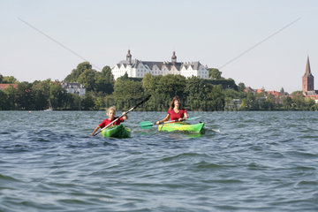 Ploen  Deutschland  eine junge Frau macht eine Kanutour mit ihrem Sohn auf dem Grossen Ploener See