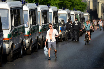 Berlin  Deutschland  Einsatzfahrzeuge der Berliner Polizei auf dem Myfest in Kreuzberg