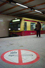 Berlin  Deutschland  das Nichtrauchersymbol auf dem Boden eines S-Bahnhofes