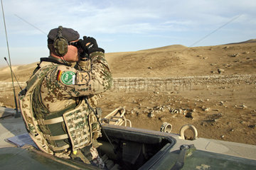 Mazar-e Sharif  Afghanistan  Bundeswehr-ISAF-Soldat auf Patrouillenfahrt