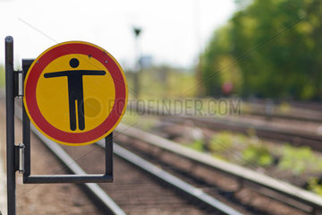 Berlin  Deutschland  Schild Durchgang verboten am Bahnsteig des S-Bahnhofs Tempelhof