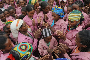 Zala Zembaba  Aethiopien  Kinder und Frauen sammeln sich nach der Arbeit