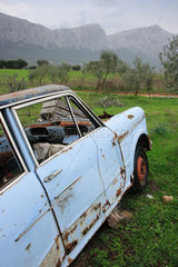 Sardinien  Italien  kaputtes und verrostetes Auto am Strassenrand