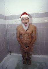 Weihnachtsmann sitzt in der Badewanne