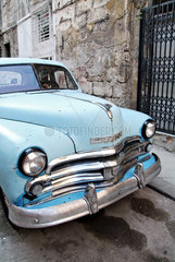 Havanna  Kuba  ein hellblauer Chevrolet aus den 50erJahren am Strassenrand
