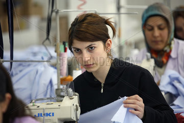 Istanbul  Tuerkei  Mitarbeiterin an einer Naehmaschine in einer Textilfabrik