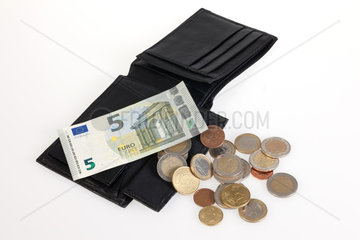 Berlin  Deutschland  5 Euro Schein und Euromuenzen mit einem Portmonee