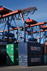 Hamburg  Deutschland  Container und Containerbruecken auf dem Containerterminal