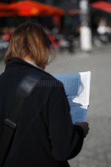 Berlin  Deutschland  eine Frau liest Zeitung