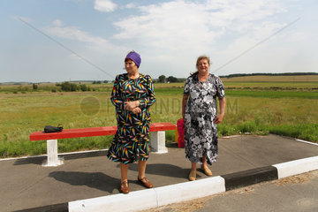 Galynka  Weissrussland  zwei Damen warten auf den Ueberlandbus