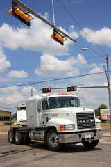Shamrock  USA  ein Truck mit Trailer biegt an einer Strassenkreuzung ab