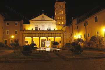 Hof der Santa Cecilia Kirche in Rom