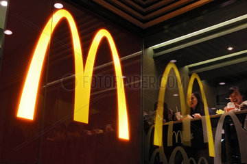 Hong Kong  China  Logo einer McDonalds-Filiale spiegelt sich in einem Fenster