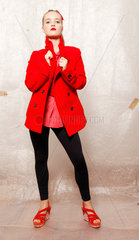 Berlin  Deutschland  junges Maedchen posiert in rotem Mantel