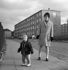 Berlin  DDR  Mutter mit ihrem Kind in Ostberlin