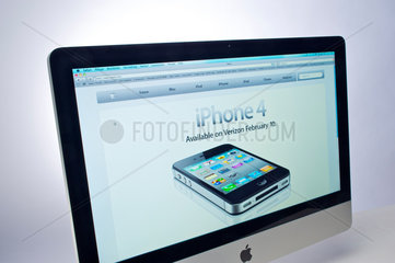 Hamburg  Deutschland  Apple-Internetseite mit Werbung fuer das iPhone 4 auf einem Apple-iMac