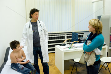 Duisburg  Deutschland  Mutter und Sohn beim Arzt im Behandlungszimmer