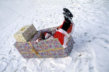Weihnachtsmann in Geschenkbox gefallen