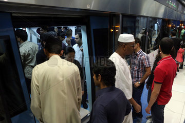 Dubai  Vereinigte Arabische Emirate  Menschen steigen aus einer U-Bahn aus