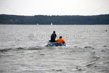 Plauer See  Motorboot mit Schlagseite
