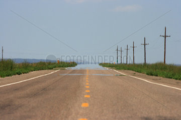 Seligman  USA  ein schnurgerade verlaufender Highway im Bundesstaat Arizona