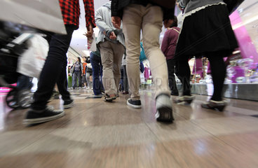 Hong Kong  China  Froschperspektive  Menschen in einem Einkaufscenter