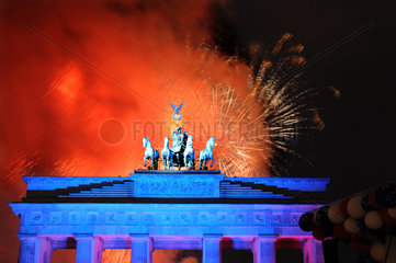 Berlin  Deutschland  Feuerwerk ueber dem Brandenburger Tor