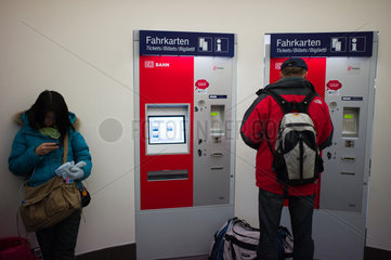 Berlin  Deutschland  Fahrkartenautomaten der DB auf dem Hauptbahnhof