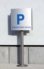 Cottbus  Deutschland  Parkplatzschild fuer Elektroautos