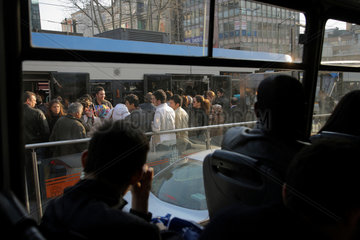 Istanbul  Tuerkei  Blick aus dem Linienbus