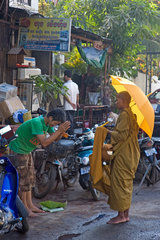 Phnom Penh  Kambodscha  ein Mann verneigt sich vor einem buddhistischen Moench