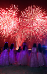 Dubai  Vereinigte Arabische Emirate  Maedchen betrachten ein Feuerwerk