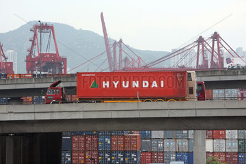Hong Kong  China  LKW mit Schriftzug Hyundai auf einer Bruecke am Hafen