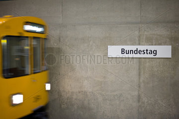 Berlin  Deutschland  ein U-Bahnzug faehrt aus dem U-Bahnhof Bundestag raus