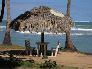 Las Terrenas  Dominikanische Republik  Tisch und Schirm einer Strandbar