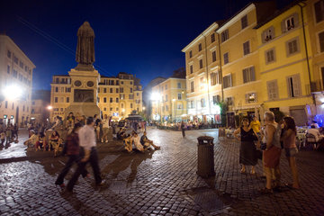 Rom  Italien  das Campo dei Fiori mit der Statue von Giordano Bruno