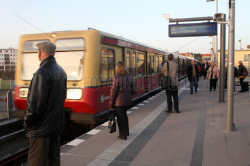 Berlin  Deutschland  eine S-Bahn faehrt in den S-Bahnhof Ostkreuz ein