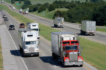 Walnut  USA  Trucks auf einem Highway