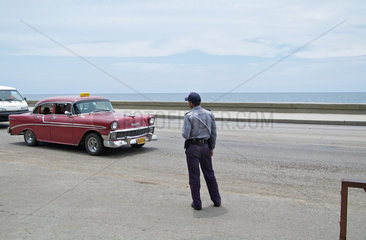 Havanna  Kuba  Polizeikontrollpunkt am Malecon
