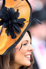 Epsom  Grossbritannien  Frau mit Hut beim Pferderennen